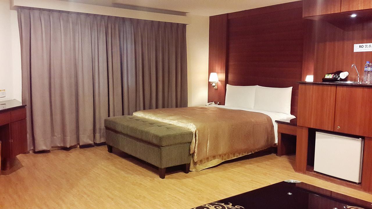 Jing Jing Holiday Hotel Kaohsiung Buitenkant foto