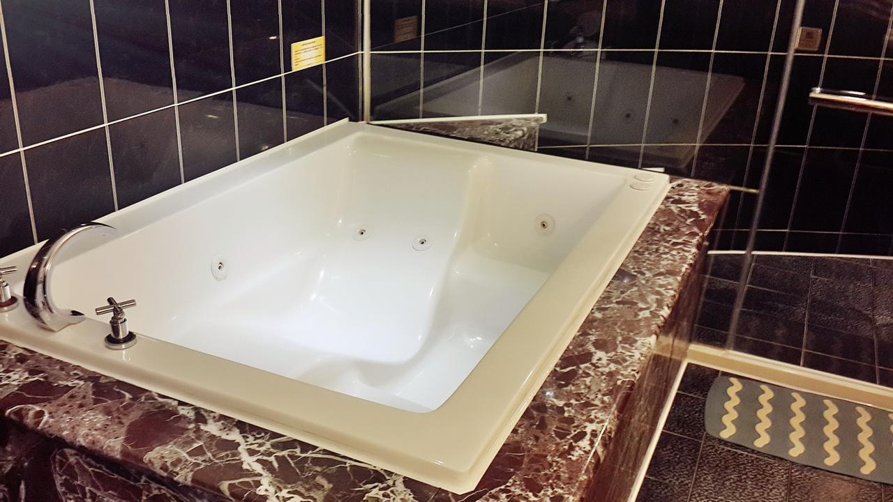 Jing Jing Holiday Hotel Kaohsiung Buitenkant foto