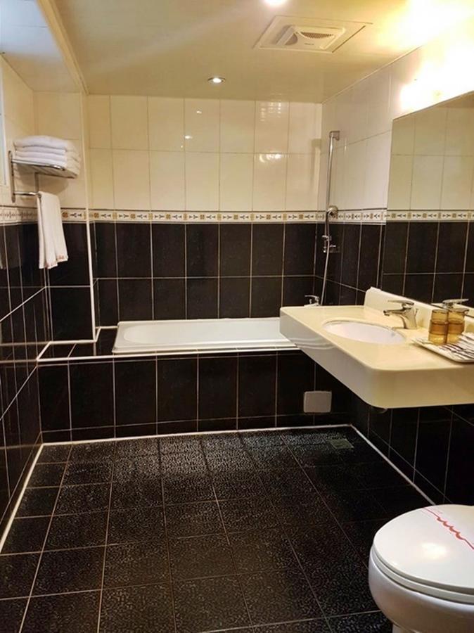 Jing Jing Holiday Hotel Kaohsiung Buitenkant foto